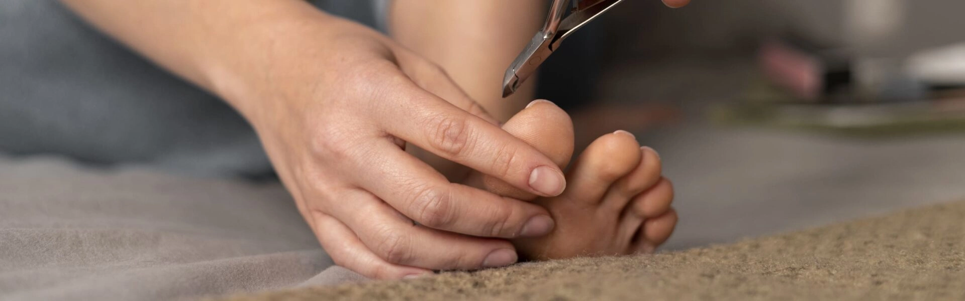 urgo-comprendre-les-maladies-des-ongles-du-pied-et-les-soigner-1920x600-1_0.webp