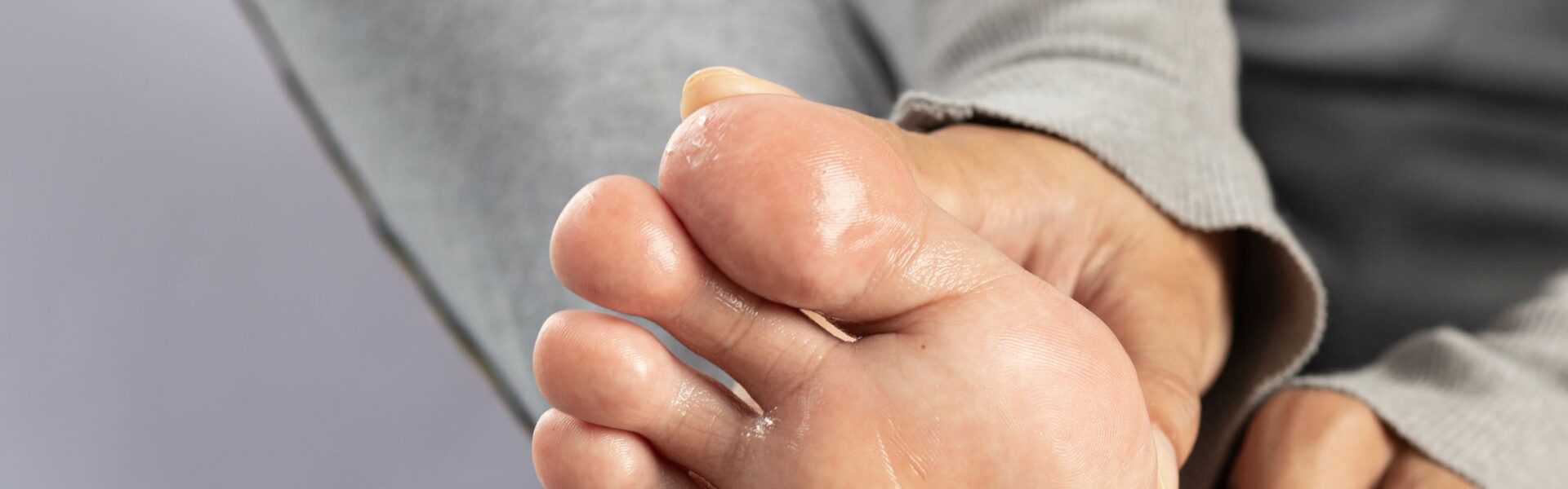 Plantar hyperhidrosis: how to prevent sweaty feet and bad odors?